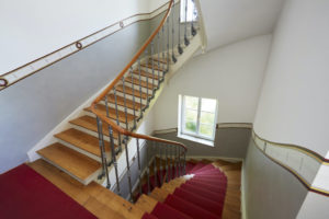 Treppenhausgestaltung I Bordüre mit Bezug zu den vorhandenen Bodenfliesen