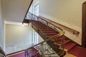 Treppenhausgestaltung I Marmorierung I Profilleiste in Graumalerei
